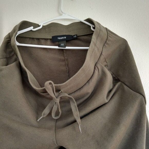 Torrid Size Medium (0) Green Sweat Pants excellent condition - Picture 3 of 4